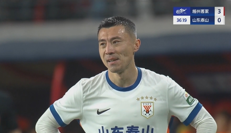34分鐘0-3落后！36歲鄭錚苦笑36歲大雷沮喪 替補(bǔ)席黃政宇神態(tài)輕松