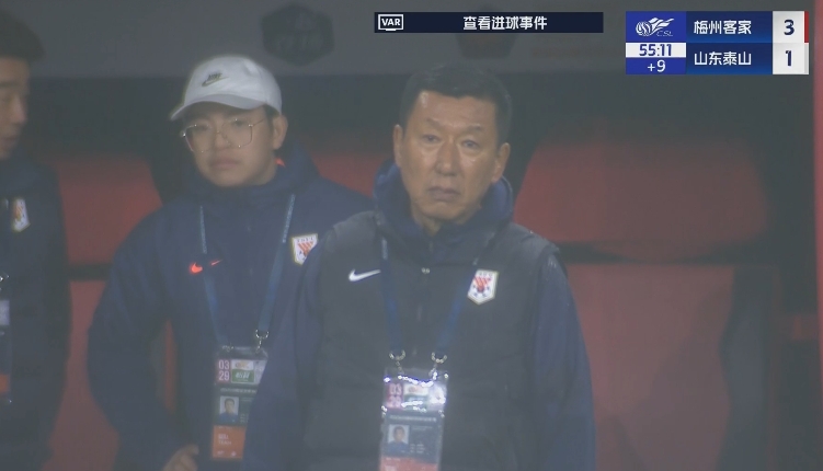 半場1-3落后遞補(bǔ)隊(duì)！場邊的崔康熙表情焦急
